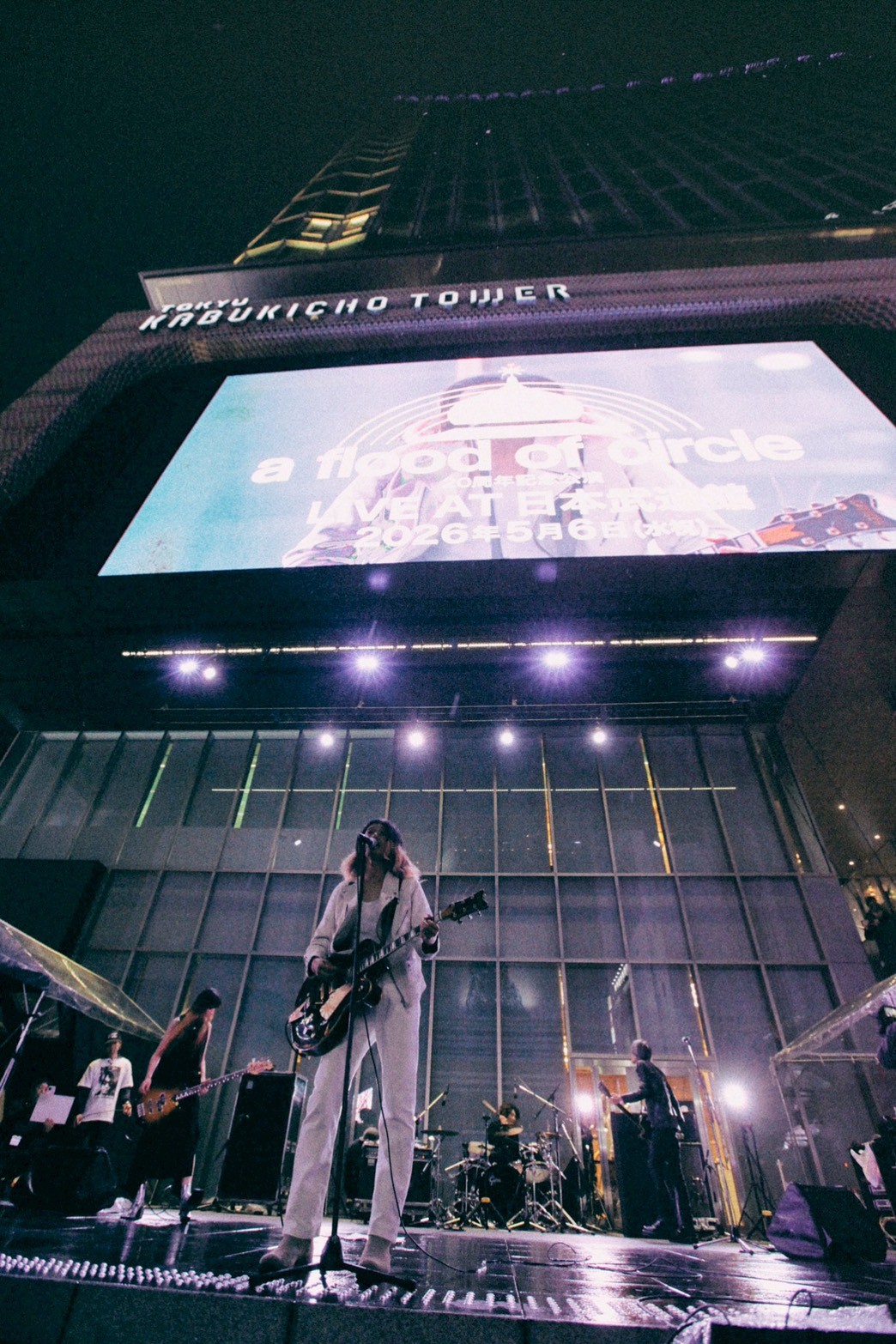「a flood of circle「I'M FREE 2025 LIVE AT 新宿歌舞伎町野外音楽堂」の様子。（撮影：新保勇樹）