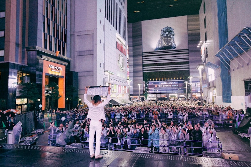 「a flood of circle「I'M FREE 2025 LIVE AT 新宿歌舞伎町野外音楽堂」の様子。（撮影：新保勇樹）