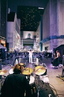 「a flood of circle「I'M FREE 2025 LIVE AT 新宿歌舞伎町野外音楽堂」の様子。（撮影：新保勇樹）