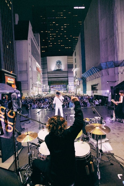 「a flood of circle「I'M FREE 2025 LIVE AT 新宿歌舞伎町野外音楽堂」の様子。（撮影：新保勇樹）