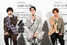 撮影時に西村拓哉が大倉忠義から手の角度のアドバイスを受けていたと聞き、同じ角度を試してみる深田竜生（右）。