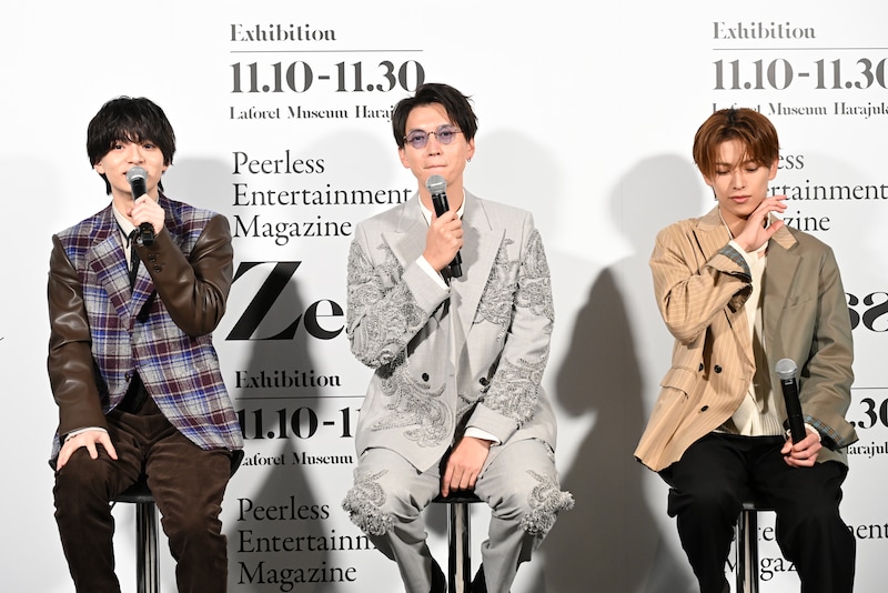 撮影時に西村拓哉が大倉忠義から手の角度のアドバイスを受けていたと聞き、同じ角度を試してみる深田竜生（右）。