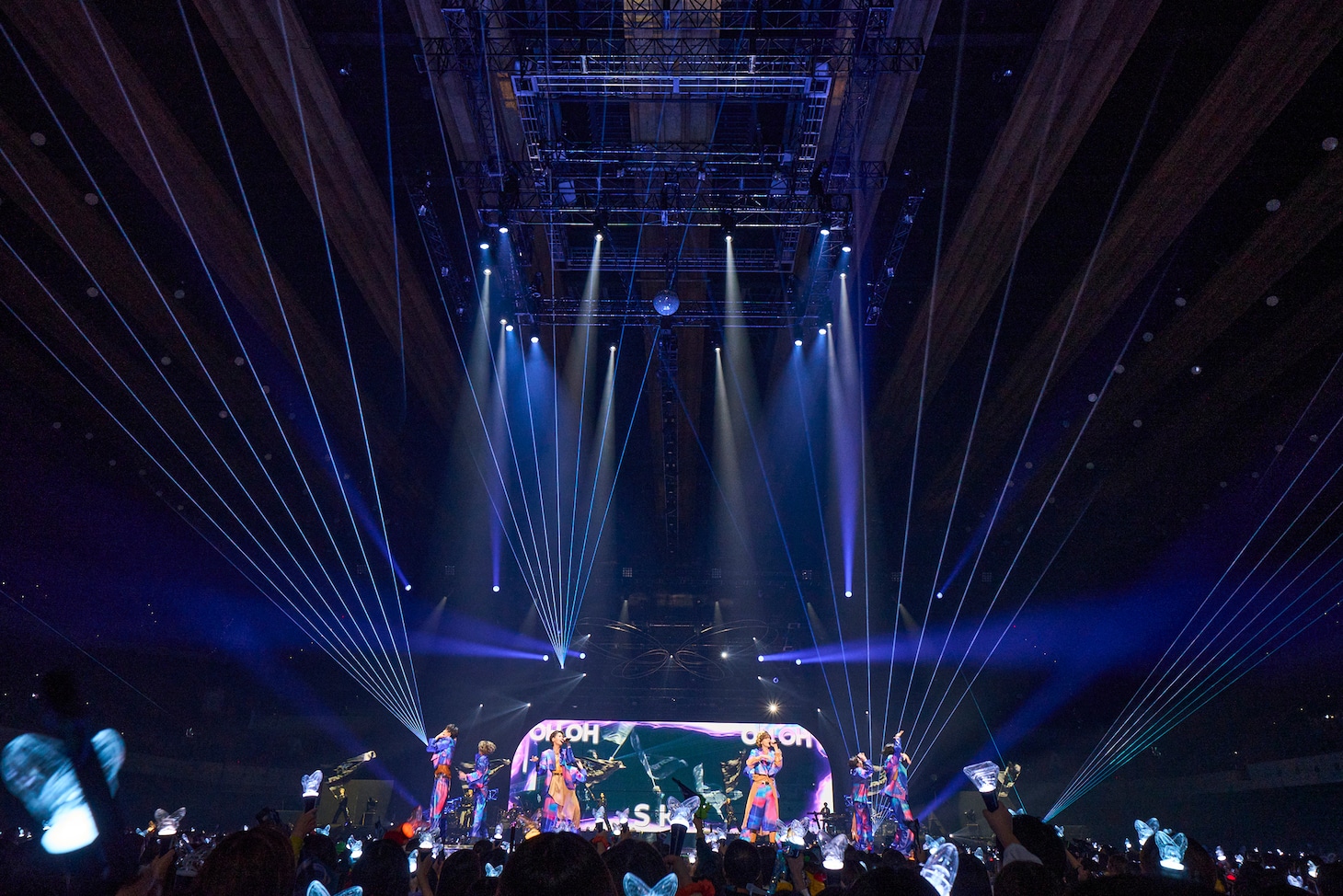 「FANTASTICS LIVE TOUR 2025 "BUTTERFLY EFFECT" -FLY WITH YOU-」東京・有明アリーナ公演の様子。