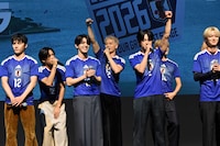 JO1とINIが登壇した発表会の様子。