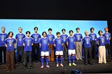 JO1とINIの新ユニット“JI BLUE”と中村敬斗選手、久保建英選手、南野拓実選手の集合写真。