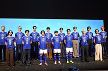 JO1とINIの新ユニット“JI BLUE”と中村敬斗選手、久保建英選手、南野拓実選手の集合写真。