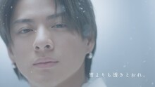 Number_iが出演するテレビCM「i Bright.－雪よりも透きとおれ。－」編より。