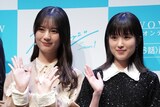 左から小坂菜緒、福本莉子。2人は親友役。