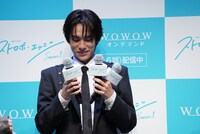 顔合わせシーンを再現する高橋恭平と伊野尾慧からマイクを渡された山下幸輝。