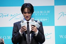 顔合わせシーンを再現する高橋恭平と伊野尾慧からマイクを渡された山下幸輝。