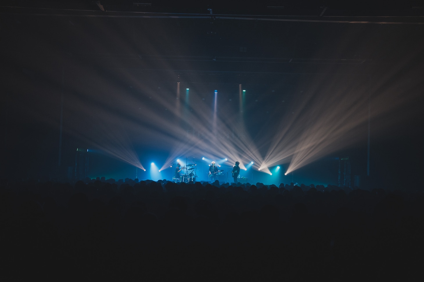 「the cabs tour 2025 “再生の風景”」の会場の様子。（Photo by 真島洸［Cuon］）