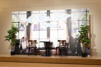 あかぎホールに用意された、劇中の喫茶店「異邦人」をイメージしたセット。