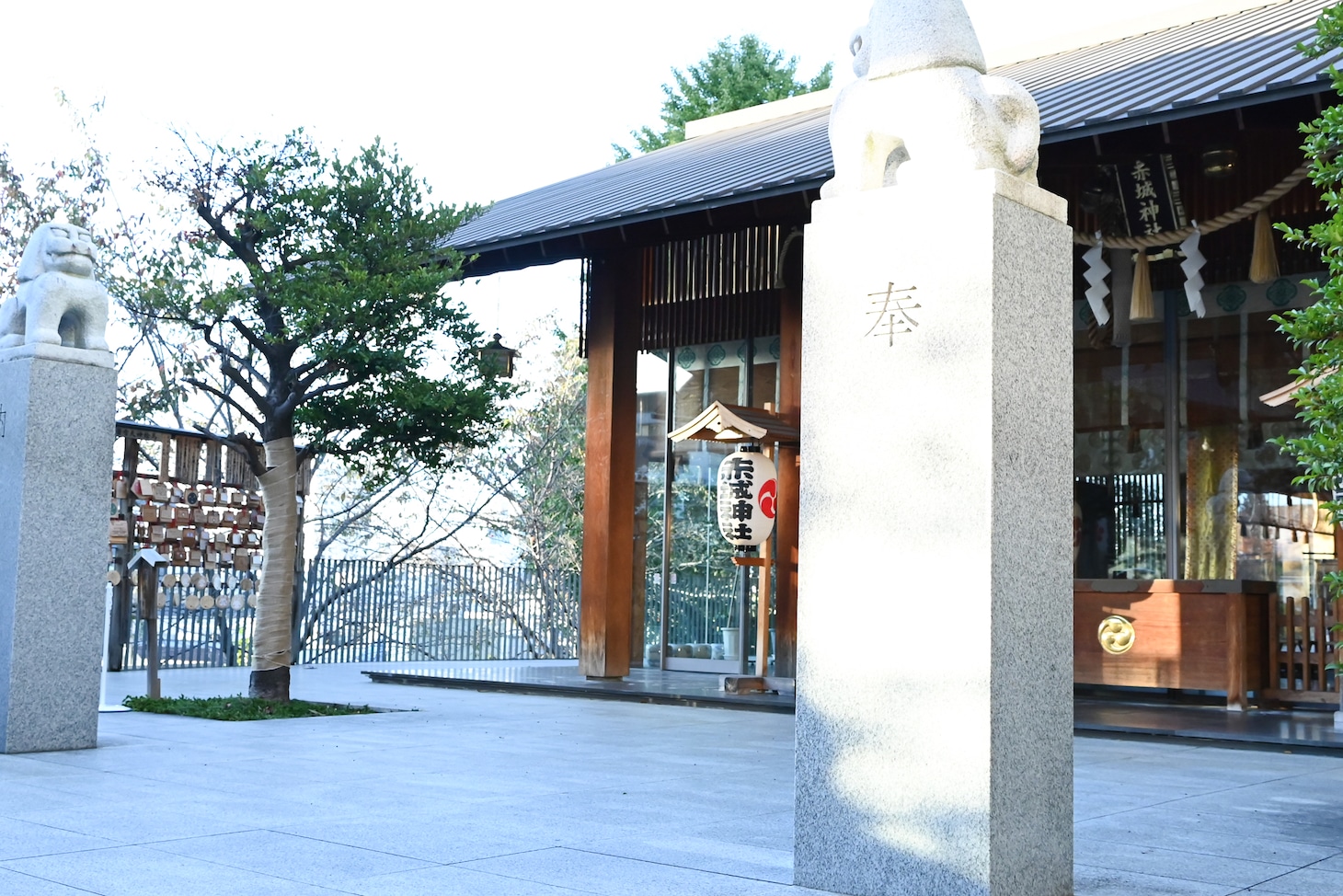 平日でも参拝客が途切れない赤城神社。