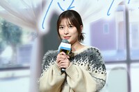 報道陣に挨拶する芳根京子。