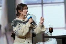 楽しげに話す芳根京子。