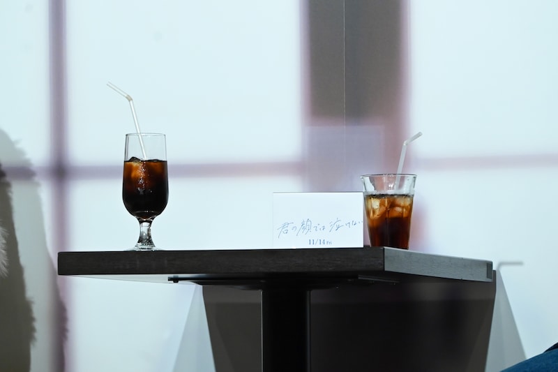 芳根京子が飲んだコーヒー（左）、髙橋海人が飲んだコーラ（右）。