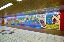 メトロプロムナード壁面に掲出されたHi-STANDARD「Song About Fat Mike」先行視聴施策のピールオフ広告。