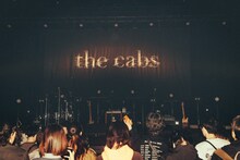 「the cabs tour 2025 “再生の風景”」終演後のステージを撮影する観客。（Photo by Kazma Koyabashi）