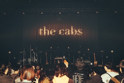 「the cabs tour 2025 “再生の風景”」終演後のステージを撮影する観客。（Photo by Kazma Koyabashi）