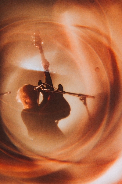 首藤義勝（B, Vo）（Photo by Kazma Koyabashi）