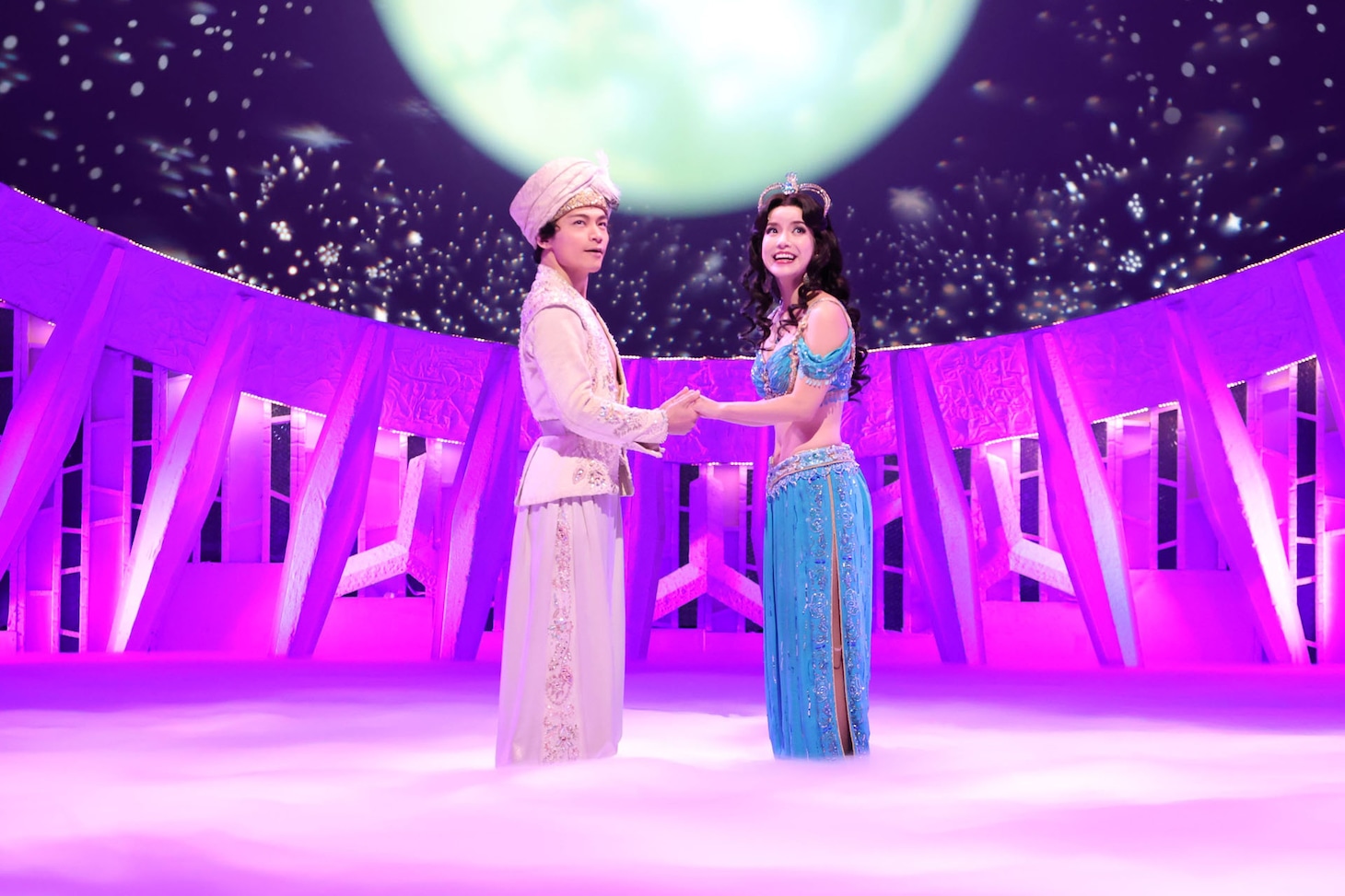 「アラジン」より「新しい世界 - ア ホール ニュー ワールド」のシーン。©フジテレビ