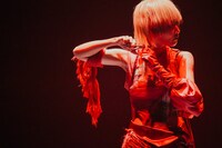 観客の前で突然髪を切るReol。（撮影：横山マサト）