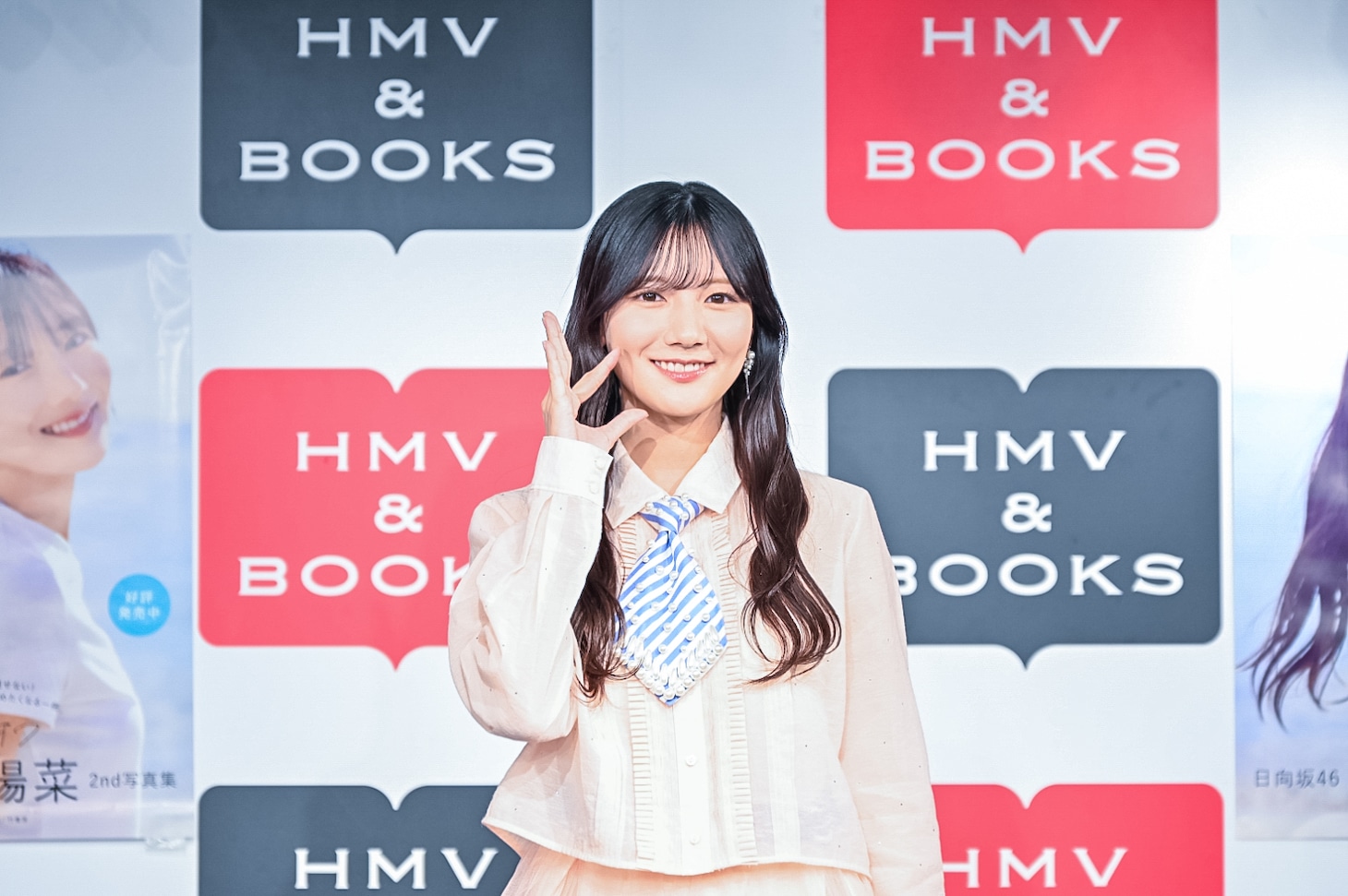 “ヒ”のポーズをする河田陽菜。