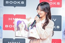 お気に入りのカットを紹介する河田陽菜。