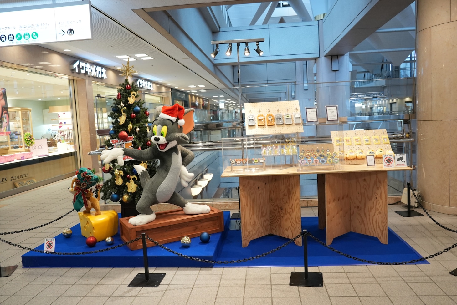 館内にはBOYNEXTDOORの公式キャラクター・プネクドとトムとジェリーのコラボグッズも展示中。