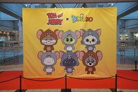 BOYNEXTDOORの公式キャラクター・プネクドとトムとジェリーのコラボフォトスポット。