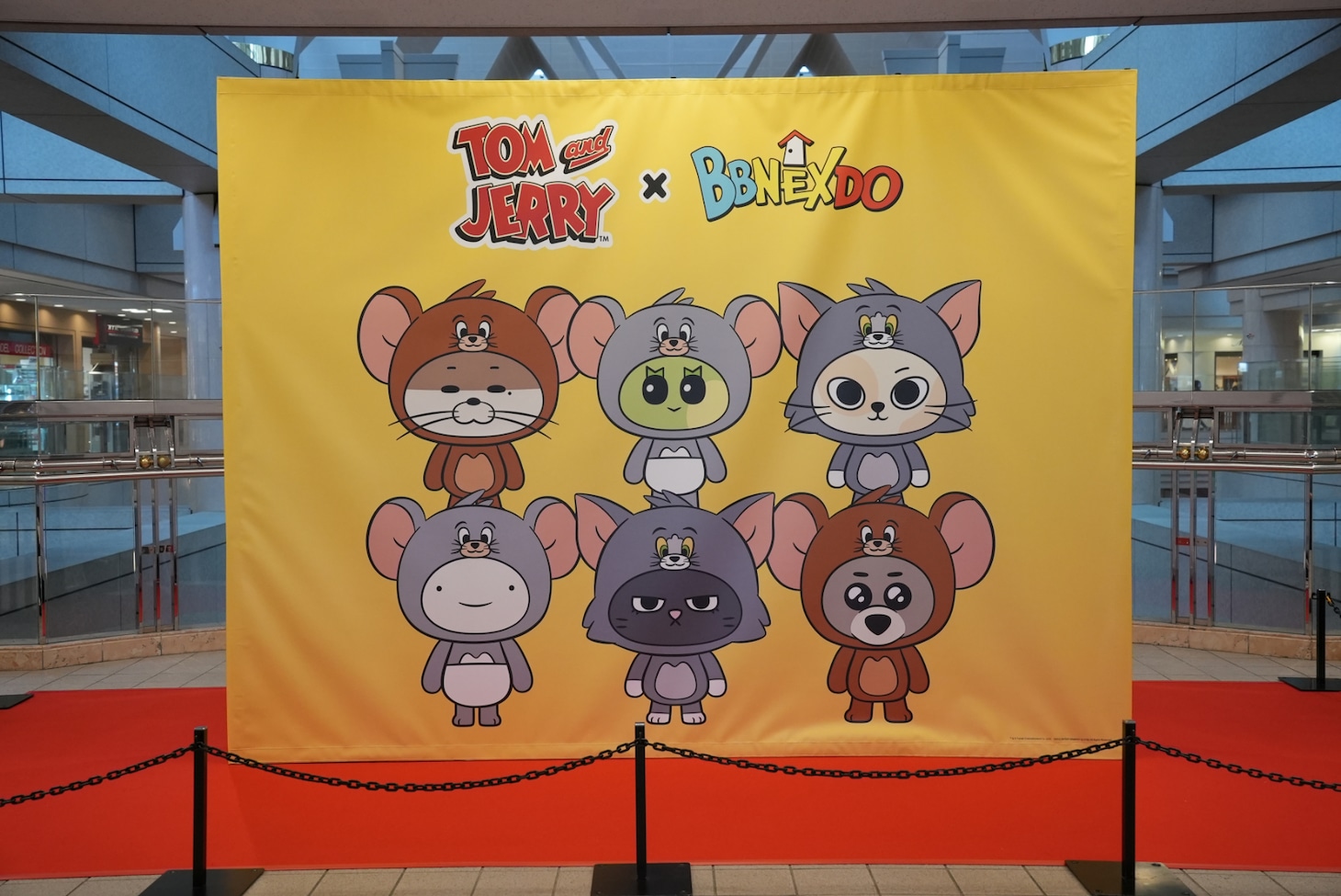 BOYNEXTDOORの公式キャラクター・プネクドとトムとジェリーのコラボフォトスポット。