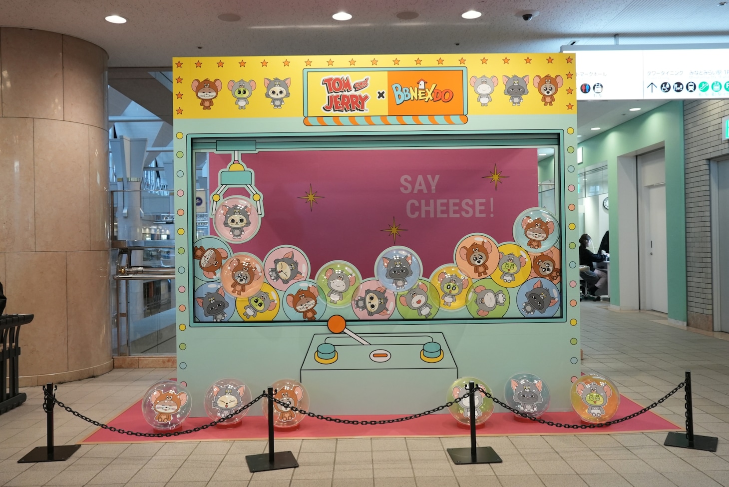 BOYNEXTDOORの公式キャラクター・プネクドとトムとジェリーのコラボフォトスポット。