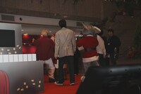 トムとジェリーとじゃれ合いながら会場をあとにするBOYNEXTDOOR。