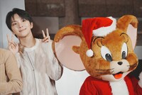 トムとジェリーと仲良くなったWOONHAK（左）。