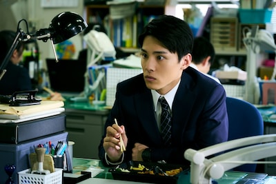 「連続ドラマW シャドウワーク」より川西拓実（JO1）演じる若手刑事・荒木悠真。