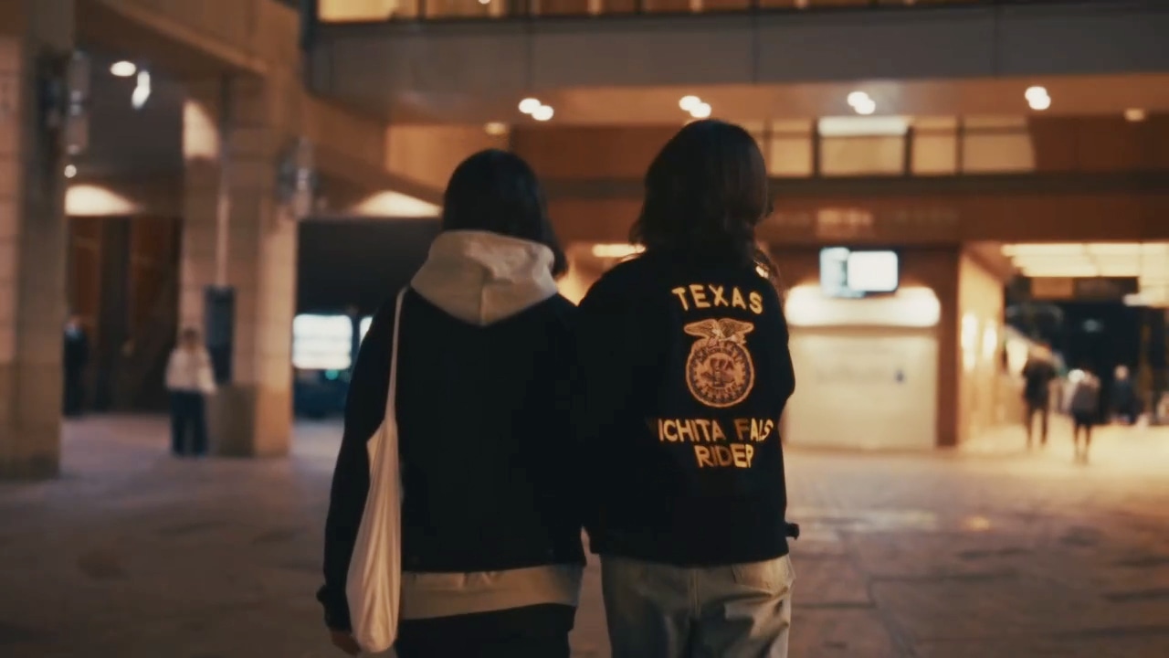 XinU「Day 6」ミュージックビデオより。