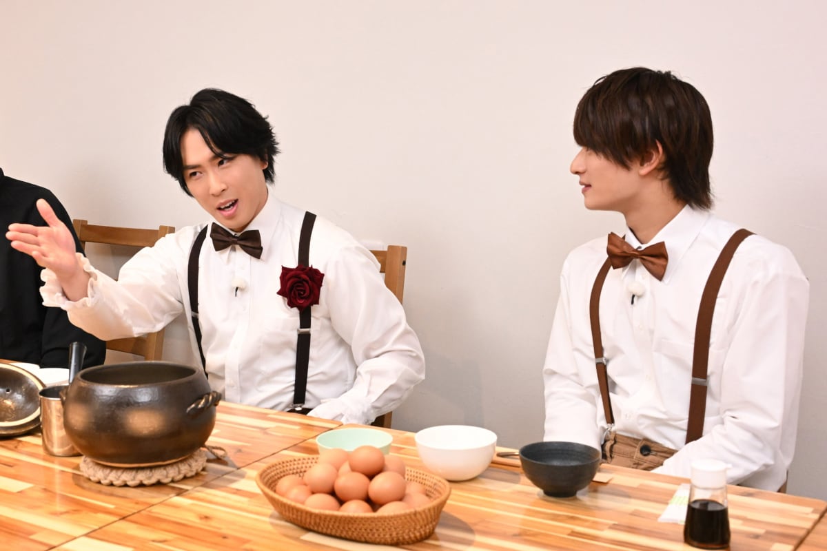 左から宮舘涼太（Snow Man）、浮所飛貴（ACEes）。©TBS