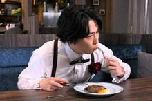 絶品料理を味わう宮舘涼太（Snow Man）。©TBS