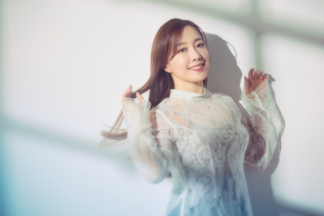 平原綾香が二胡奏者ウェイウェイ・ウーとコラボ、「祈りにみちて」に歌詞を付けてボーカルで参加