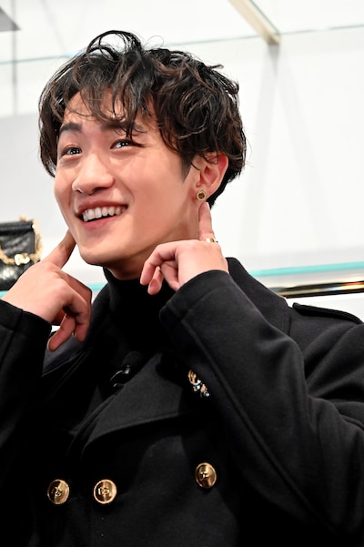 にこやかにピアス（約8万円）をアピールする岩本照（Snow Man）