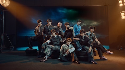 「OWN YOUR MOMENT」キャンペーンムービーのサムネイル。