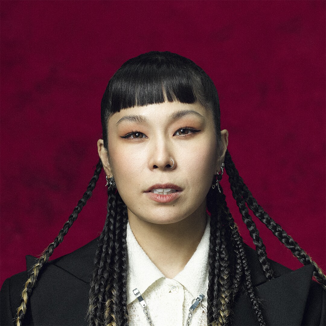 AI、デビュー25周年イヤーの新ビジュアルとロゴ公開（コメントあり