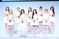 真っ白な衣装で現れたNiziU。