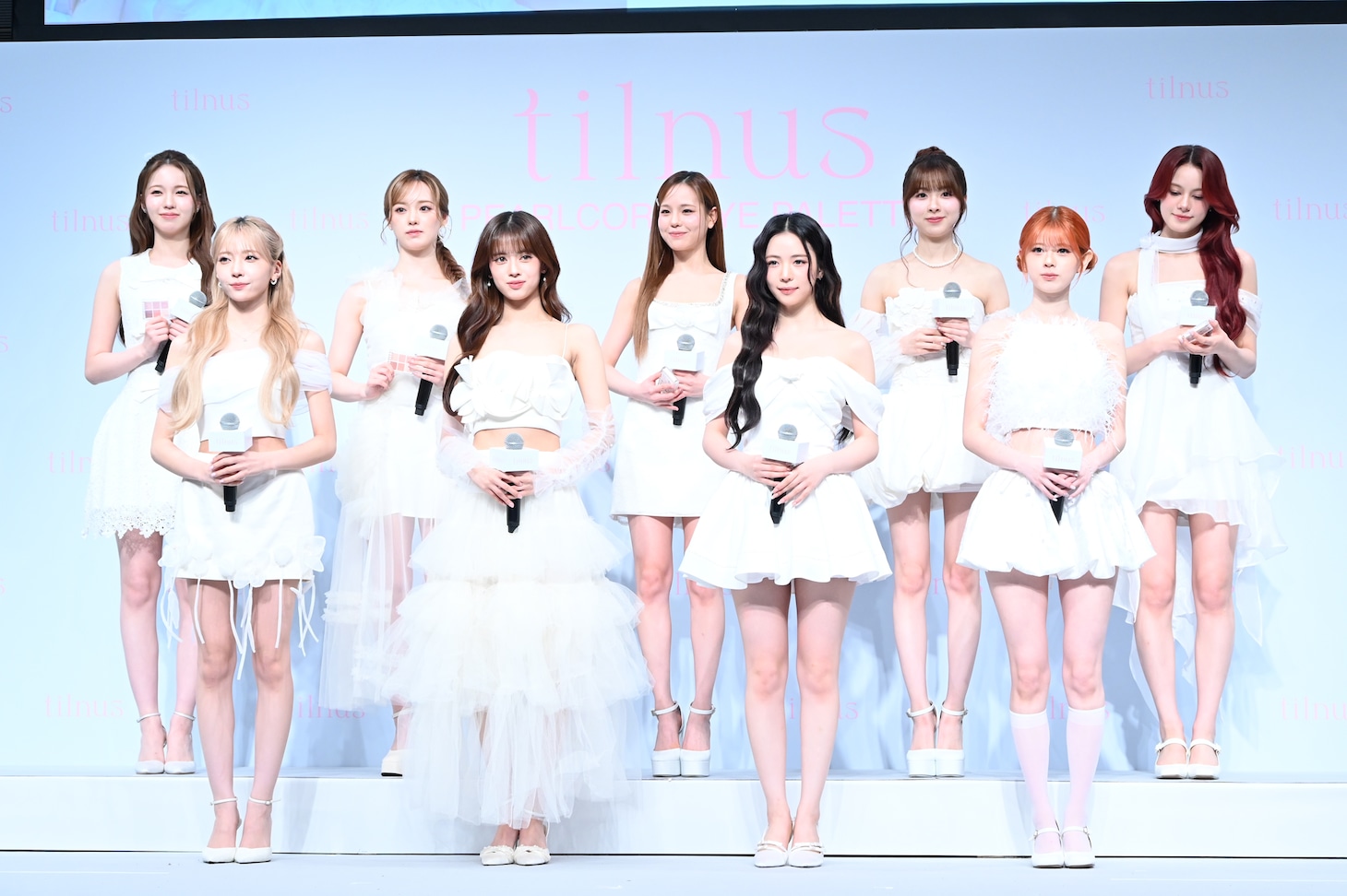 真っ白な衣装で現れたNiziU。