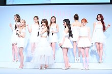 ターンしながら真っ白な衣装を披露するNiziU。