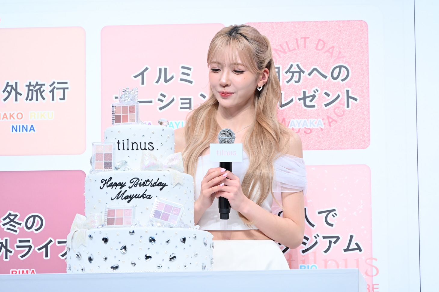 サプライズで運び込まれた誕生日ケーキに見惚れるMAYUKA。