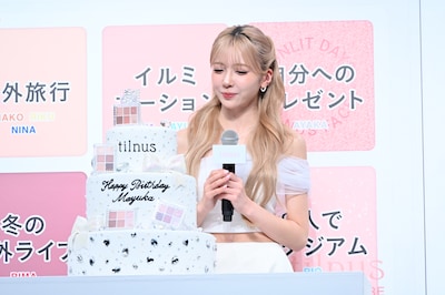 サプライズで運び込まれた誕生日ケーキに見惚れるMAYUKA。