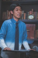 トレードマークの青いグラデーションシャツを「（“レトロホラー”の彼女たちに）青ざめているみたい」とファントムシータにイジられるトンツカタン森本。