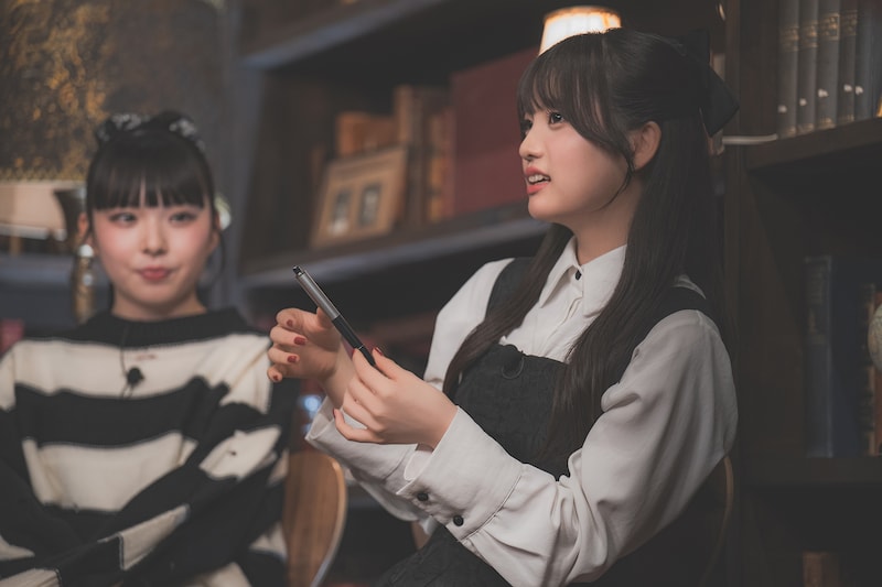 ビリビリペンにチャレンジする最年少・もな。横で見守る凛花。