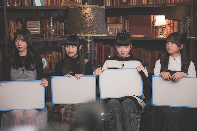 フリップの回答を書き終えたファントムシータ。